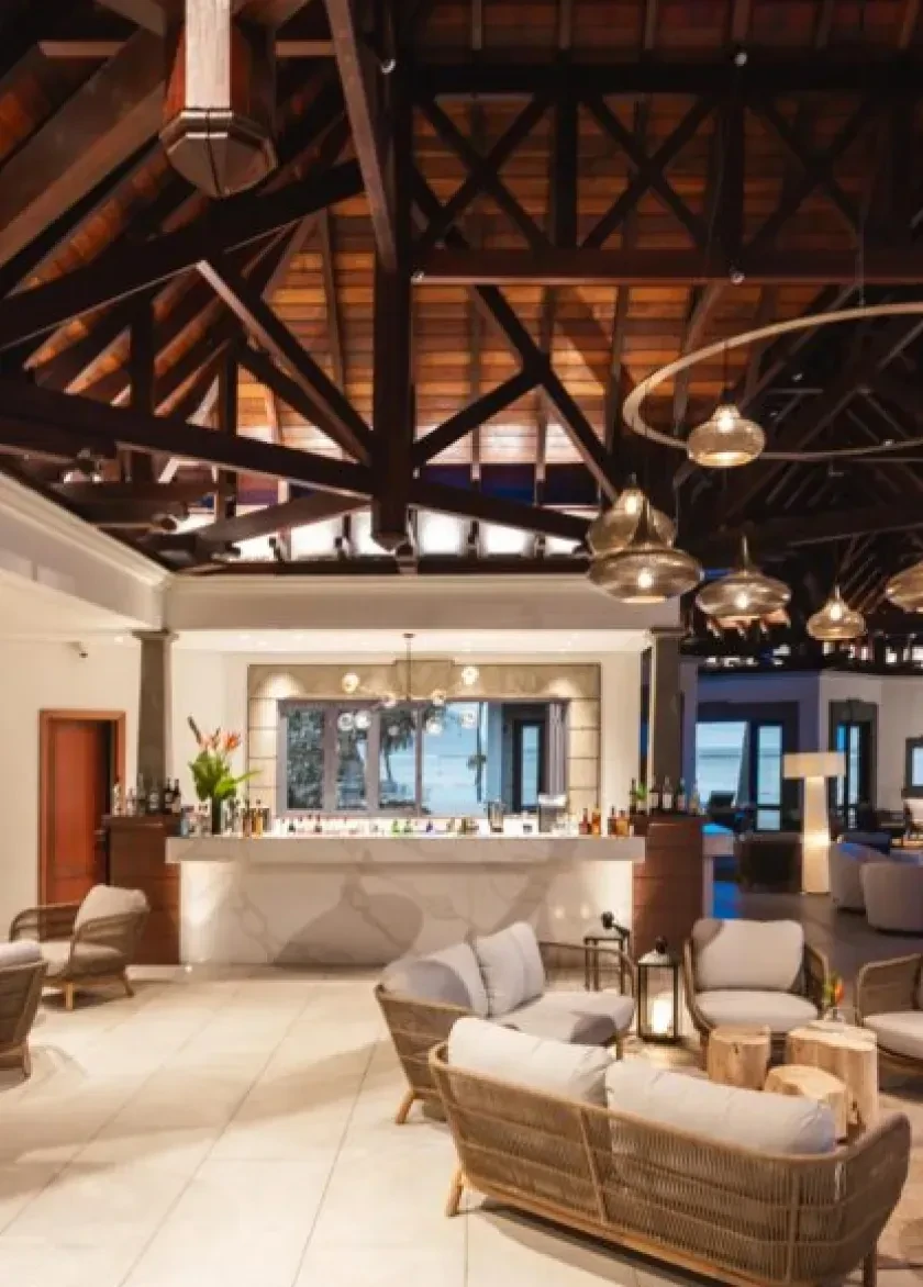 Lounge d'hôtel moderne avec bar et décoration élégante, Immobilier Luxe l'Île Maurice, Serena Résidences