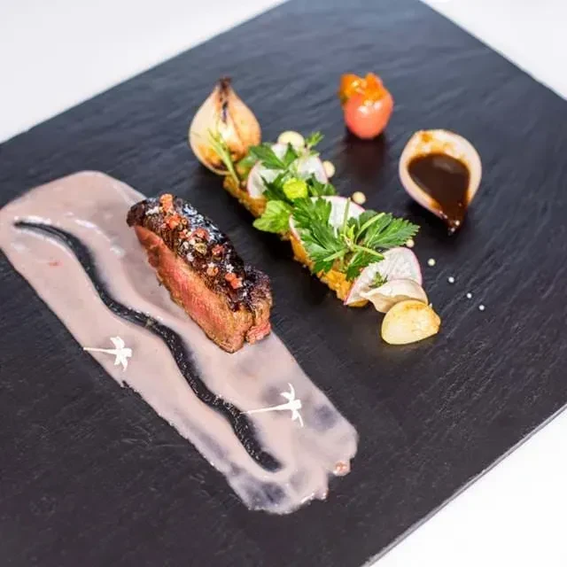 Assiette gastronomique avec viande et légumes décorés, Immobilier Luxe l'Île Maurice, Serena Résidences