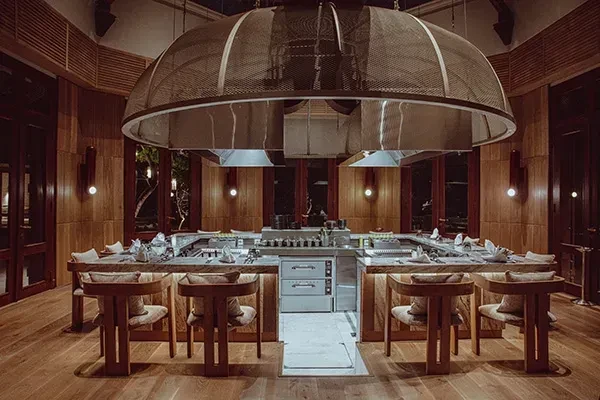 Cuisine moderne avec grande hotte en métal, Immobilier Luxe l'Île Maurice, Serena Résidences