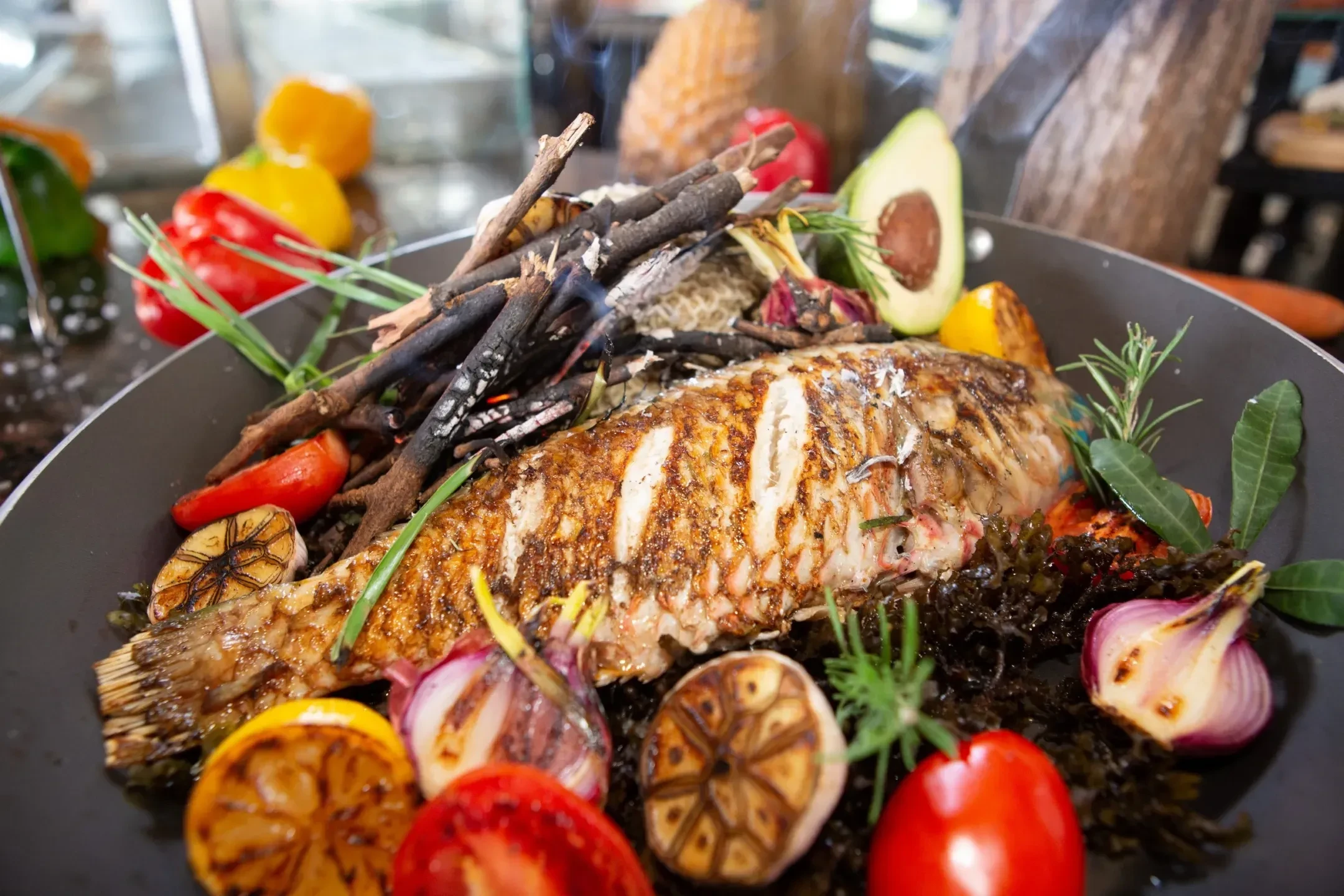 Poisson grillé avec légumes et herbes aromatiques, Immobilier Luxe l'Île Maurice, Serena Résidences