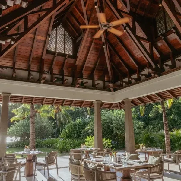 Terrasse extérieure avec jardin tropical luxuriant, Immobilier Luxe l'Île Maurice, Serena Résidences