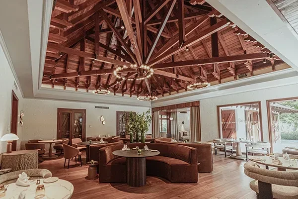 Salle à manger élégante avec toit en bois, Immobilier Luxe l'Île Maurice, Serena Résidences