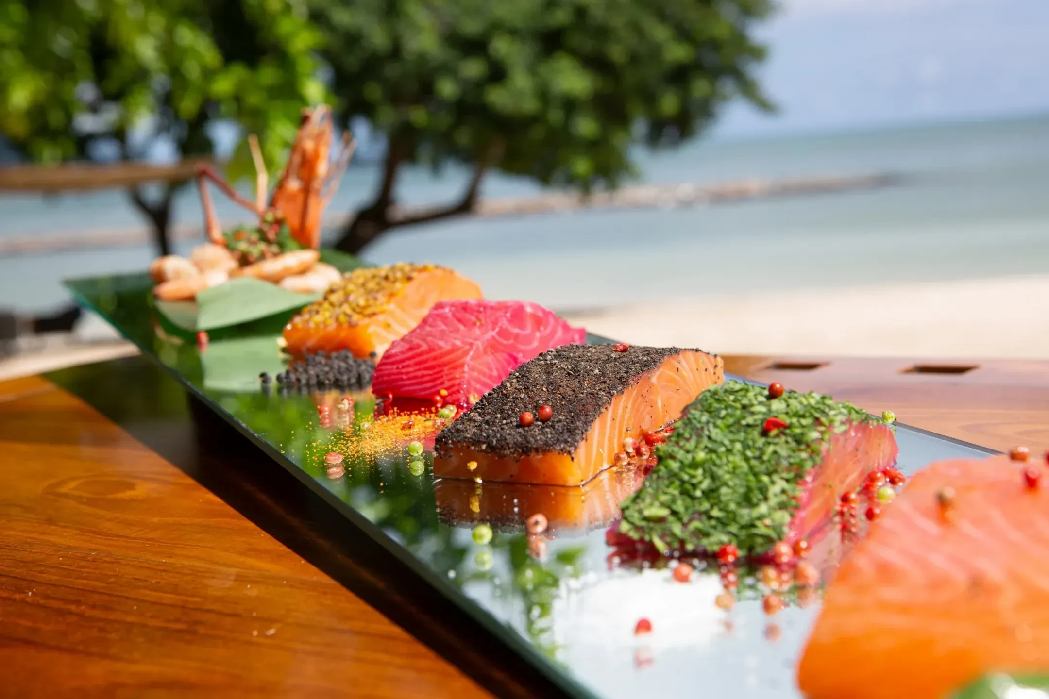 Variété de sashimis sur une plage tropicale, Immobilier Luxe l'Île Maurice, Serena Résidences